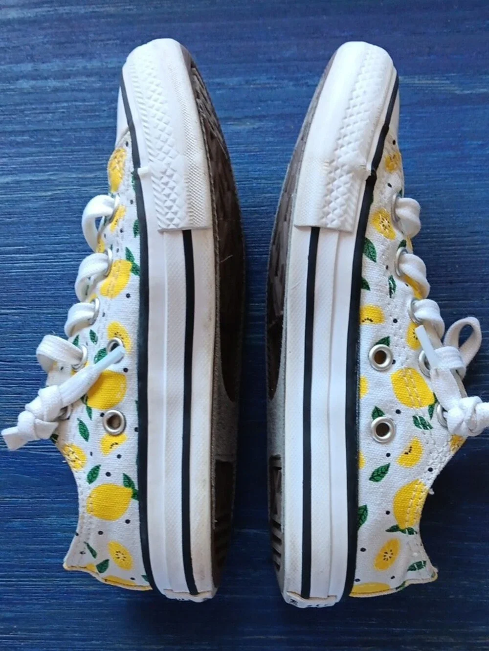Converse Chuck Taylor Low Top Sneakers in Lemon Print Canvas, Kuds Size 11